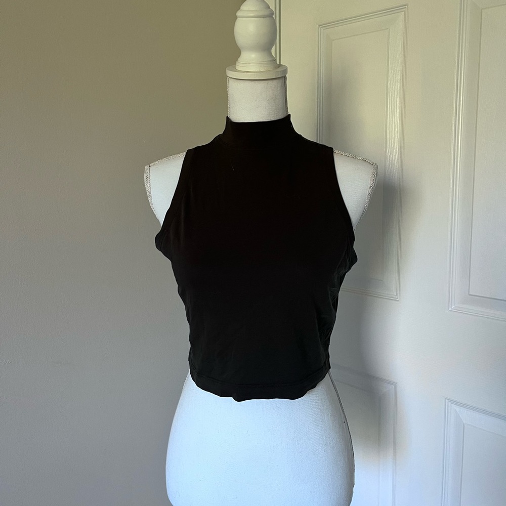 Lululemon cropped black workout shirt